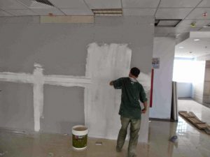 Nhân viên sơn lại những bức tường cũ