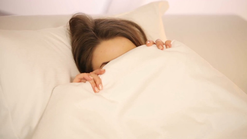 Đắp chăn khi sử dụng điều hòa trong khi ngủ